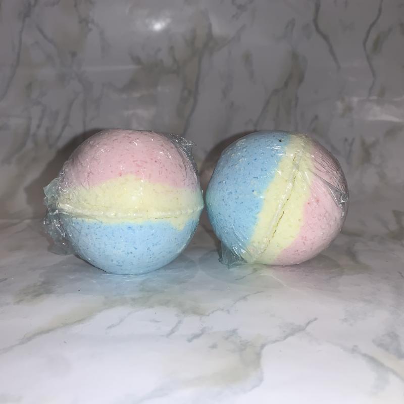 Sweet smelling, colourful bath bomb!